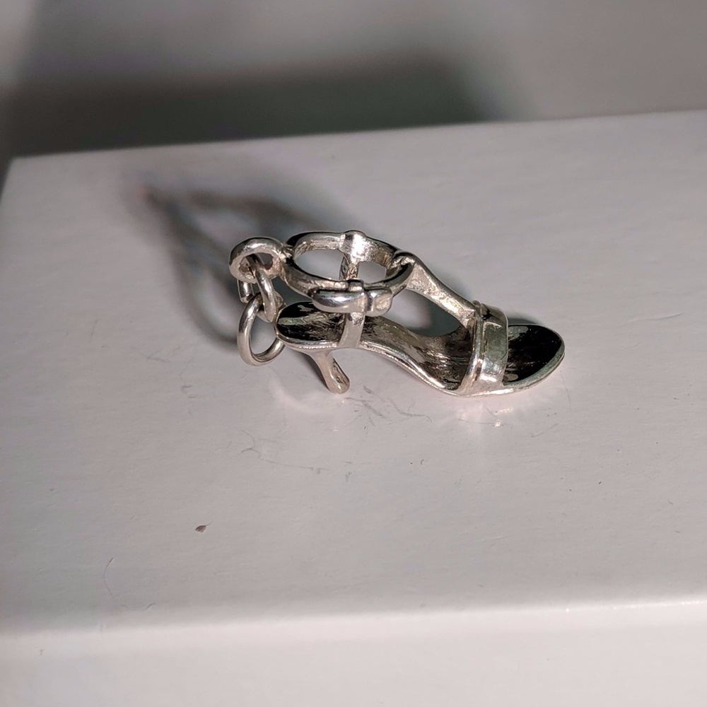 pendent silver shoe in high polished.